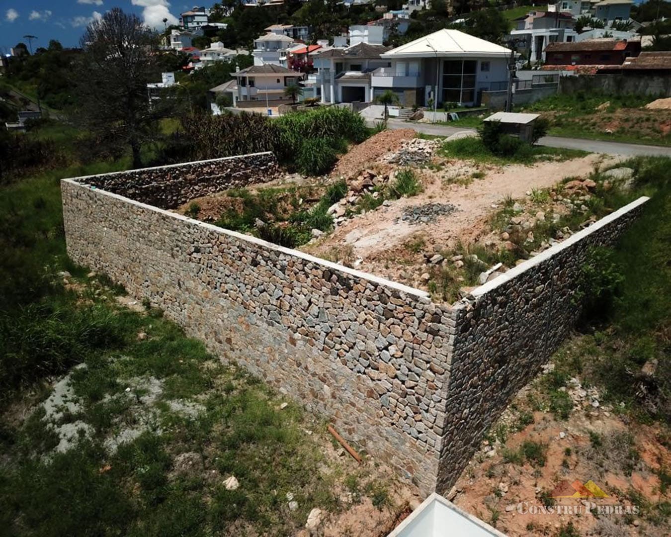 MURO DE PEDRA EM PEDREIRA - JAGUARIUNA :: STRANIERI PEDRAS